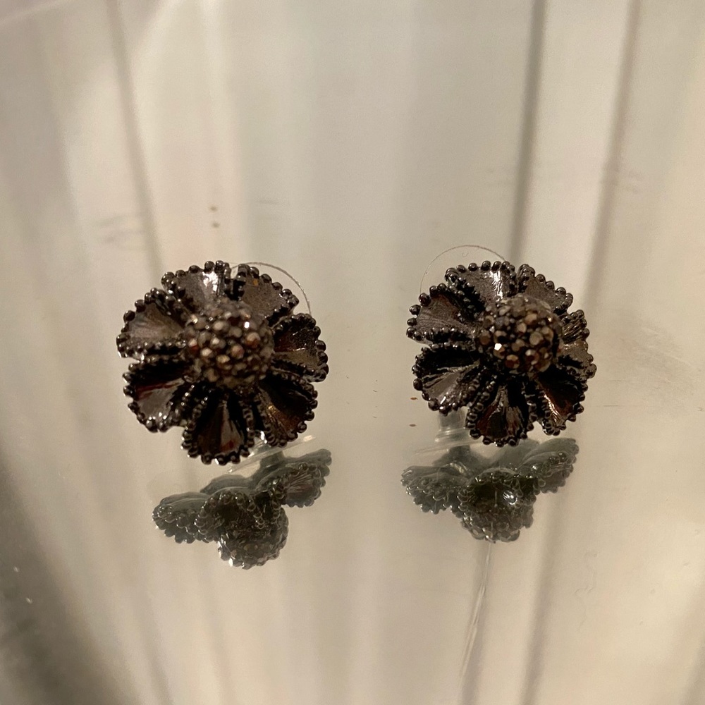Gunmetal Gray Flower Earrings. Vintage & Classy.